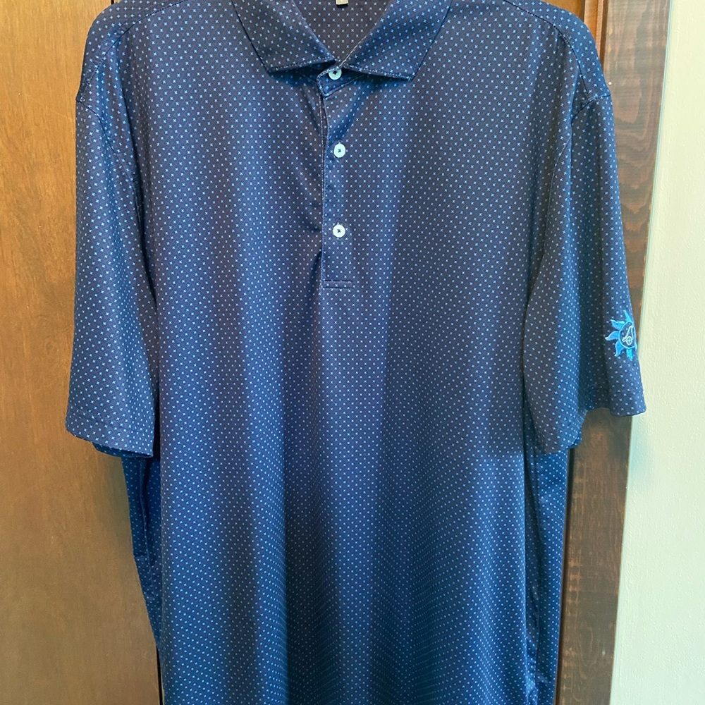 Fennec men’s golf shirt size Large. Great condition with minimal wear.